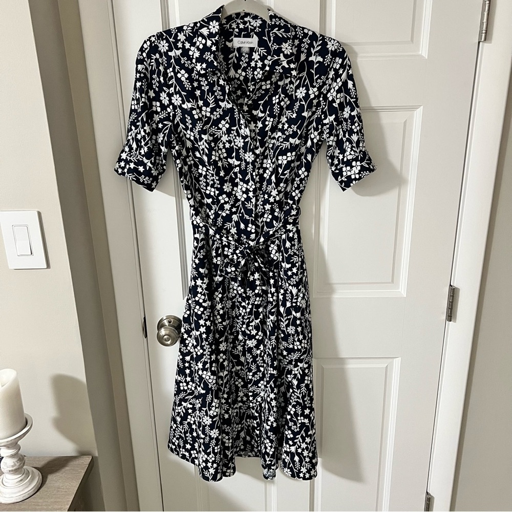 Calvin Klein Women’s  Floral Belted Shirtdress Navy/ White size 2 - Picture 2 of 6